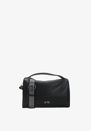Zwarte leren handtas met een gladde textuur, met een handvat aan de bovenkant en een afneembare grijze strap met de opdruk "V°73." Gouden logo-accenten aan de voorkant.