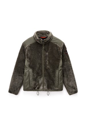 Giacca in pile verde oliva con colletto alto, zip frontale e tessuto testurizzato; presenta una tasca sul petto e cordini regolabili per l'orlo.