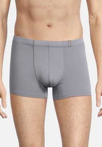 Boxer brief grigi realizzati in un tessuto morbido e elasticizzato. Presentano un design aderente e cuciture a contrasto. Lunghezza della gamba corta, branding minimale sull'elastico.
