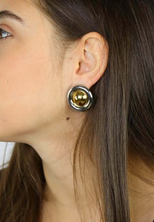 Orecchini rotondi in oro e argento con una superficie liscia e riflettente e un design bicolore, che presenta un prominente globo d'oro al centro.