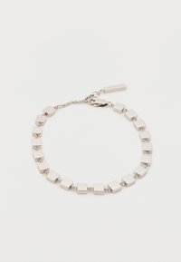 Sidabrinė apyrankė su stačiakampiais grandinėlės su poliruotu paviršiumi, sujungta grandine. Įtraukta užsegimas ir mažas žymeklis.