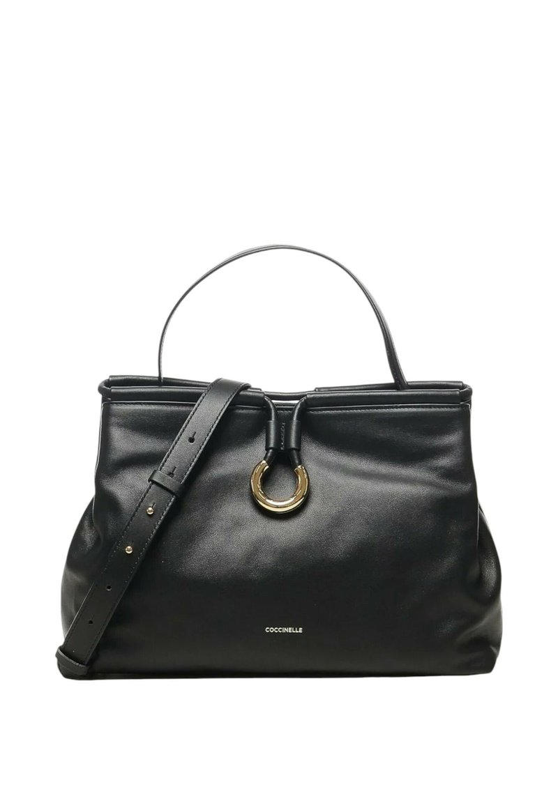 Bolso de cuero negro con asa superior, correa de hombro ajustable, cierre circular dorado y pequeño logo "Coccinelle" en el centro frontal.