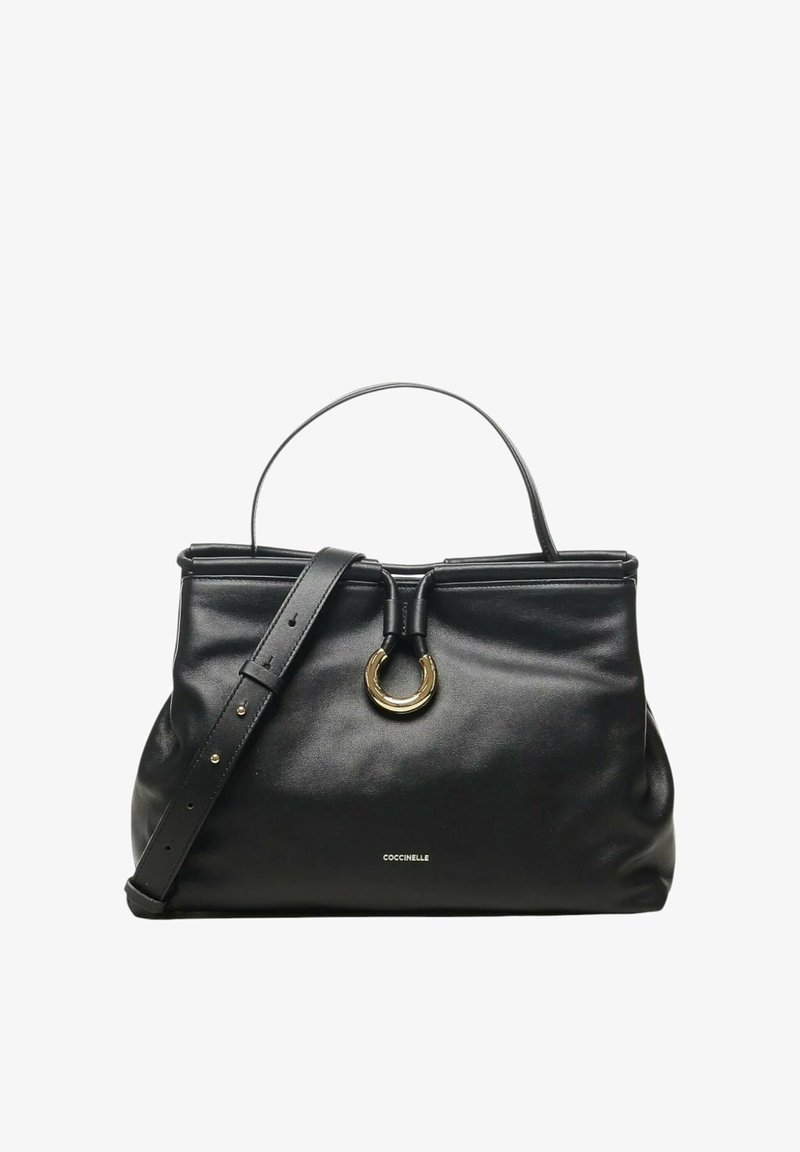 Bolso de cuero negro con asa superior, correa de hombro ajustable, cierre circular dorado y pequeño logo "Coccinelle" en el centro frontal.