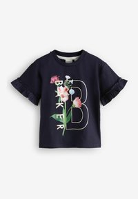 T-shirt en coton marine avec des manches courtes à volants, arborant des graphiques floraux et le texte "BAKER" en blanc, incluant une grande lettre "B" stylisée.
