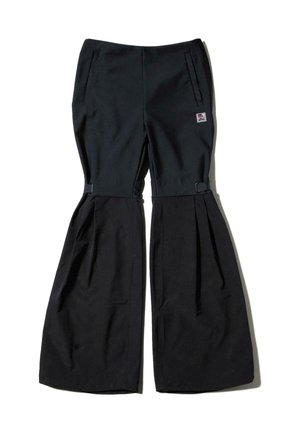 Pantaloni negri cu design cu picior larg, prevăzuți cu buzunare laterale și catarame reglabile, realizați dintr-un material țesut neted.