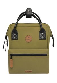 Olivgrüne Stofftasche mit schwarzen Lederakzenten, ausgestattet mit einer vorderen Reißverschlusstasche, oberen Griffen und einem runden Logopatch.