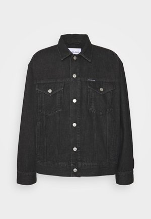 Chaqueta de denim negra con cuello con solapa, cierre frontal de botones, dos bolsillos en el pecho y bolsillos laterales. Cuenta con herrajes plateados y detalles de costura.