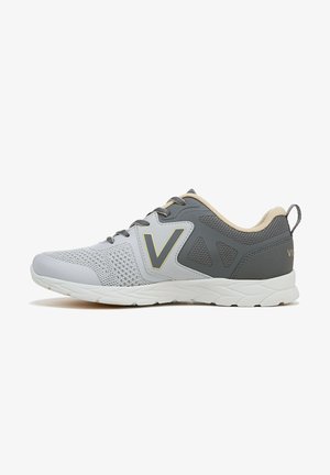 Chaussure de sport légère avec une tige en mesh gris et un accent gris uni, semelle blanche et détail de logo doré subtil.