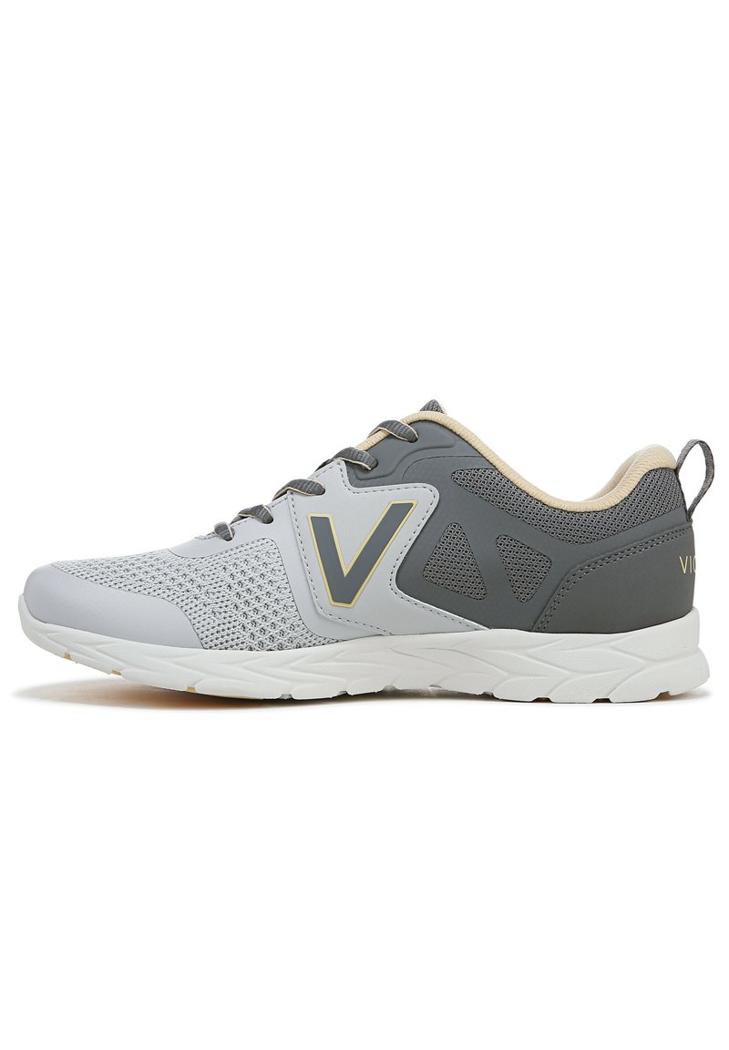 Lichte atletische schoen met een grijze mesh bovenkant, een solide grijze accent, een witte zool en subtiele gouden logodetails.