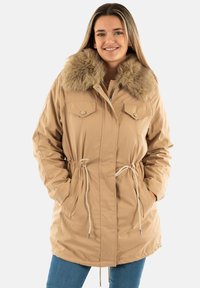 Parka beige con colletto in pelliccia sintetica, vita regolabile con coulisse, doppie tasche sul petto e chiusura zip. Tessuto liscio con design informale.