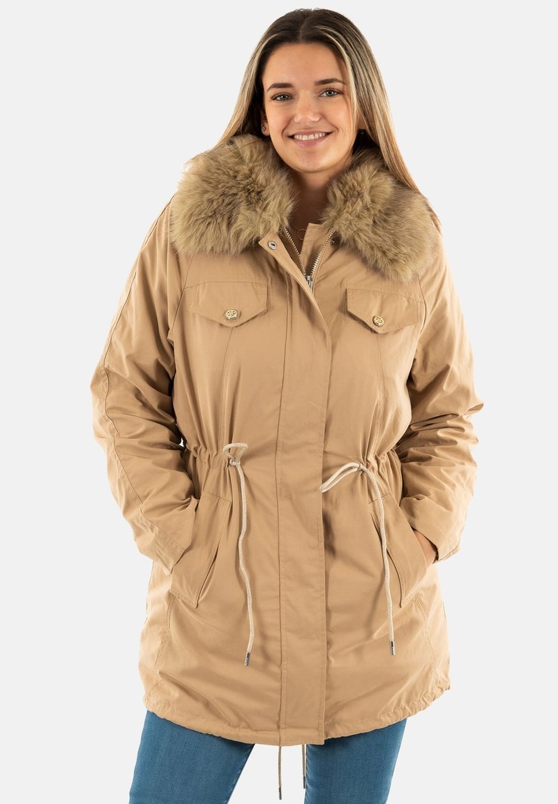 Parka beige con colletto in pelliccia sintetica, vita regolabile con coulisse, doppie tasche sul petto e chiusura zip. Tessuto liscio con design informale.