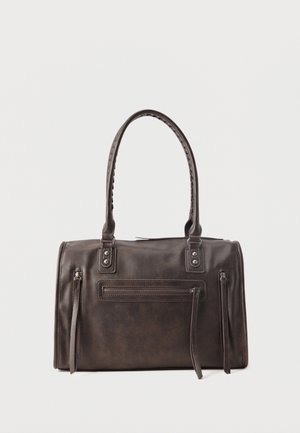 Sac à main en cuir marron foncé avec double poignée, poche zippée avant et deux détails zippés verticaux sur les côtés, sur fond blanc.