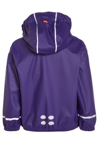 Paarse waterdichte jas met een capuchon, voorzien van witte reflecterende strepen, een comfortabele pasvorm bij de mouwen en cirkelvormige accenten op de achterkant.