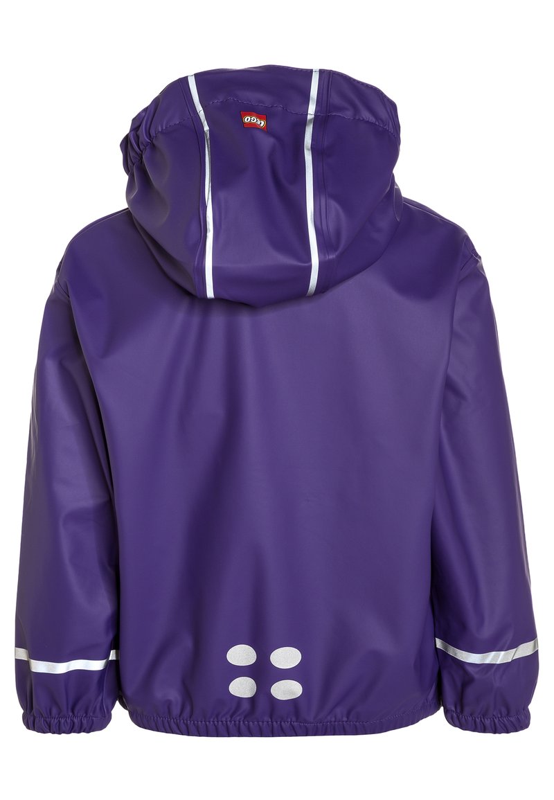 Lila wasserdichte Jacke mit Kapuze, ausgestattet mit weißen reflektierenden Streifen, einem enganliegenden Bund an den Ärmeln und runden Akzenten auf dem Rücken.