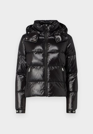 Zwarte donzen jas met een glanzende afwerking, rits aan de voorkant, twee zijzakken en een capuchon met drukknoopsluiting.