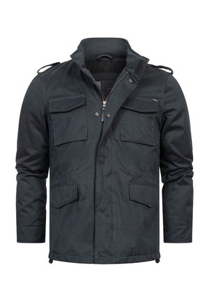 Giacca leggera di colore blu scuro con zip frontale, colletto alto e quattro ampie tasche frontali. Presenta spalline sulle spalle e una texture morbida.