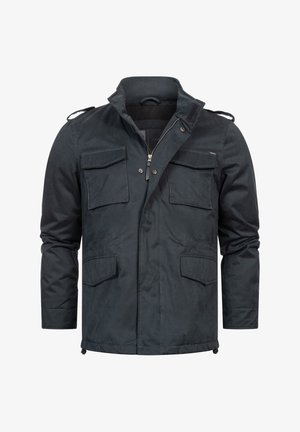 Giacca leggera di colore blu scuro con zip frontale, colletto alto e quattro ampie tasche frontali. Presenta spalline sulle spalle e una texture morbida.