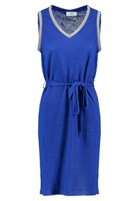 Robe bleue sans manches avec un col en V, taille ceinturée et bordure contrastante sur les épaules. Fabriquée en tissu maille léger.