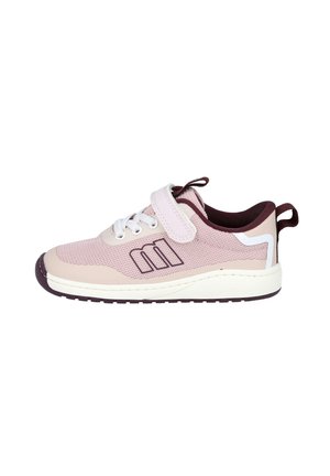 Zapatilla infantil en rosa y burdeos con cordones blancos, tira de Velcro, parte superior de malla y un logo en el costado, mostrada desde el lateral exterior.