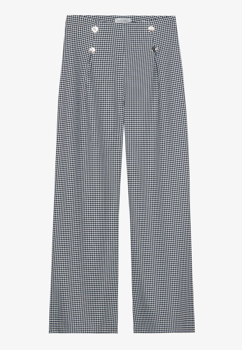 Pantaloni a gamba larga in tessuto check gingham bianco e nero con pieghe frontali e dettagli in bottone dorato in vita. Texture del tessuto liscia.