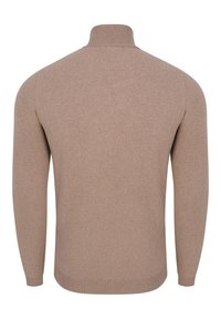 Beżowy sweter z wysokim kołnierzem, długimi rękawami i ściągaczem na dole. Wykonany z miękkiego materiału dzianinowego, charakteryzuje się gładką fakturą i minimalistycznym designem.