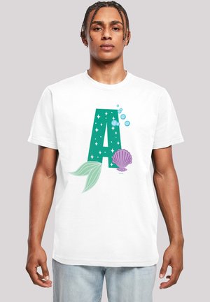 Hvid t-shirt med et stort teal bogstav "A" udsmykket med bobler, stjerner, en lilla musling og grønne bladdetaljer, alt sammen i et fantasifuldt design.