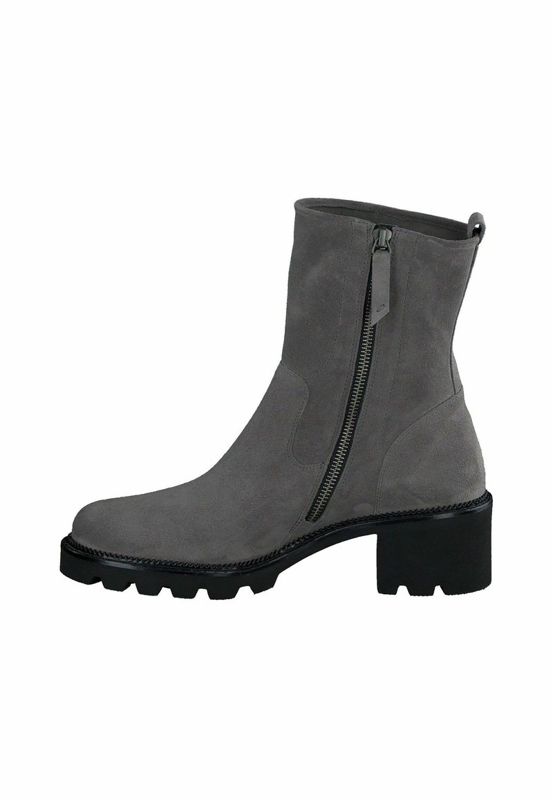 Bottine en daim gris avec fermeture éclair latérale, talon épais noir et semelle robuste pour une meilleure adhérence et un style affirmé.