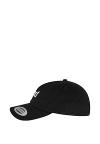 Cappellino da baseball nero in tessuto, con visiera curva e cinturino regolabile. La scritta bianca appare sulla parte frontale, aggiungendo contrasto.
