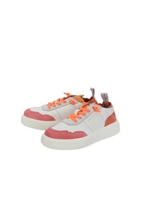 Weißes Sneakerpaar mit rosa Wildlederakzenten und orangen Schnürsenkeln, ausgestattet mit einer strukturierten Gummisohle und einem Zugschlaufen am Absatz.