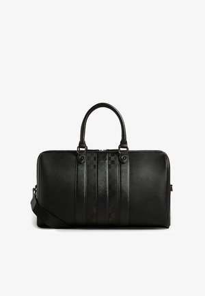 Schwarze Leder-Weekender-Tasche mit strukturierter Oberfläche, glatten Griffen, Schachbrettmuster-Akzenten und einem abnehmbaren Schultergurt.