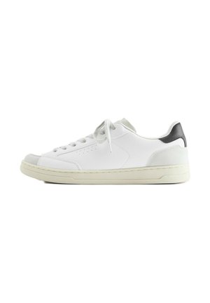Biały niski sneaker z kremową podeszwą, białymi sznurówkami i czarną łatką na pięcie, pokazany z boku na białym tle.