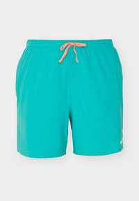 Tyrkysové koupací šortky s elastickým pasem a oranžovým šňůrkem. Hladká tkanina, design sahající ke kolenům, s malým logem na boku.