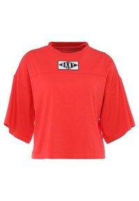 Röd topp med korta ärmar i mjukt tyg, med rund halsringning. En framträdande svartvit DKNY-logotyp är centrerad på bröstet.