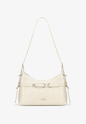 Ecrufarbene Handtasche aus glattem synthetischem Material. Verfügt über silberne Beschläge, eine geschwungene Silhouette und einen Tragegurt mit dekorativen Ringen.