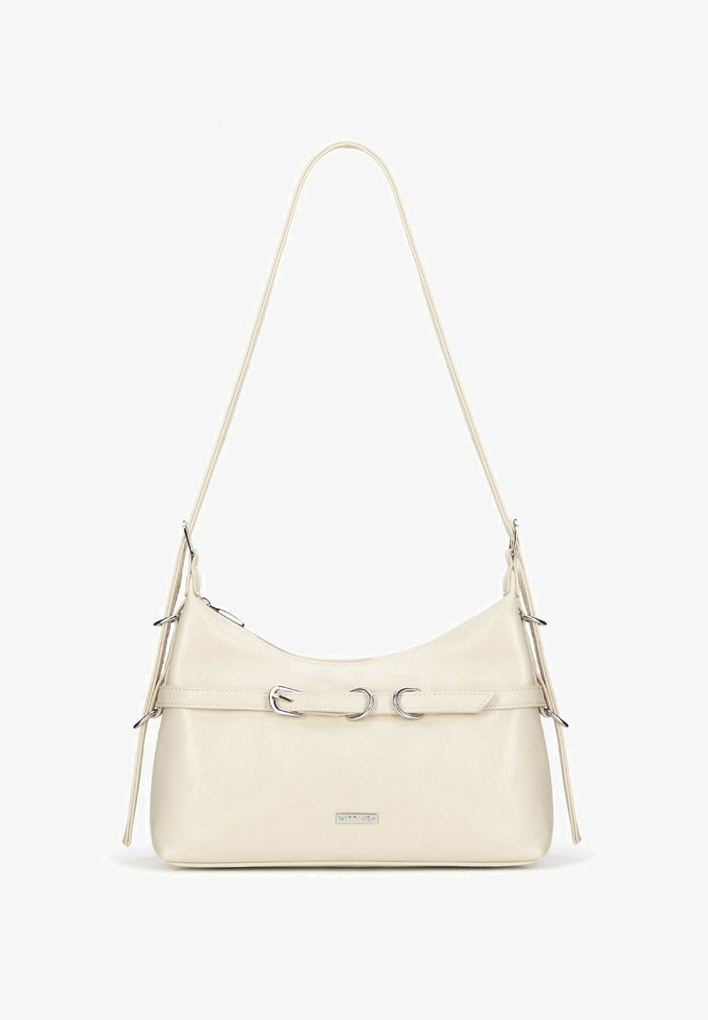 Sac à main couleur crème en matériau synthétique lisse. Présente des accessoires en métal argenté, une silhouette incurvée et une sangle avec des anneaux décoratifs.