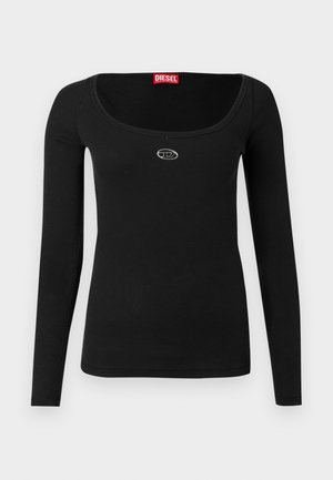 Camiseta negra de manga larga hecha de tejido acanalado, con un escote amplio y redondo y un pequeño logo plateado en el pecho. Textura suave.