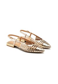 Bailarinas metálicas en rose gold con diseño cortado, punta afilada y pequeño tacón cuadrado. Cuenta con correa ajustable en el tobillo y acentos de tachuelas.