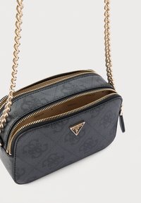 Czarna syntetyczna torba na ramię o teksturowanym wykończeniu, z podwójnymi kieszeniami na zamek, złotym łańcuszkowym paskiem i trójkątnym akcentem z logo.