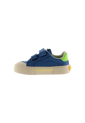 Blauwe kindersneaker met beige zool, twee klittenbandbandjes, groene hieltab en gele detail aan de zijkant van de zool.