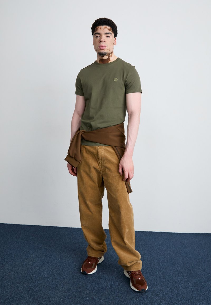 Timberland DUNSTAN RIVER SHORT SLEEVE TEE - Jednoduché tričko - leaf green/cassel earth
