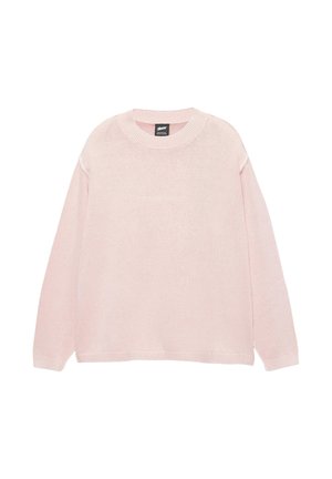 Lichtroze gebreide trui met lange mouwen, geribde ronde hals, manchetten en zoom, met subtiele geborduurde tekst op de borst.