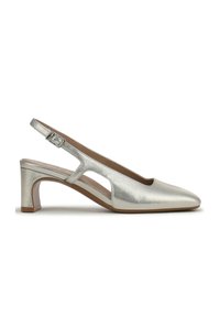 Zilveren metallic slingback hak met uitgesneden zijkanten, puntige neus en een blokhak van gemiddelde hoogte. Gladde textuur met een verstelbare gesp.