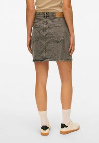 Vero Moda VMTESSA SHORT NOOS - Minisvārki - medium grey denim