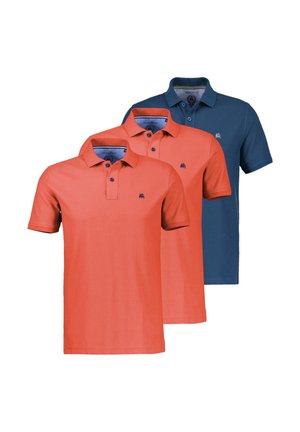 Trzy koszulki polo z krótkim rękawem: dwie koralowe z przodu i jedna granatowa z tyłu, każda z małym ciemnym logo na lewej piersi.