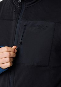 Czarna kurtka o teksturowym wykończeniu, z przednią kieszenią na zamek, niebieskimi mankietami oraz wytłoczonym logo "SWEDENMOUNT" na piersi.