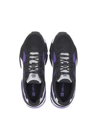 Schwarze Sportschuhe mit grauen Netzpaneelen und lila Akzenten. Sie verfügen über eine gepolsterte Sohle und mehrere Schnürlöcher zur Anpassung.