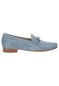 Blauer Wildleder-Loafer mit gestepptem Design, silberner Schnallenakzent und flacher Holzsohle. Glatte Textur mit abgerundetem Zeh und niedriger Profil.