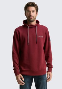 Bordeaux hoodie van zachte stof, met een hoge hals, verstelbare koorden en een klein logo op de borst. Casual pasvorm.