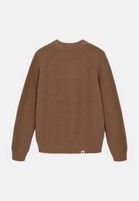 Maglione marrone a costine, a maniche lunghe, con cuciture a raglan e scollatura rotonda. Include una piccola etichetta con logo sull'orlo.