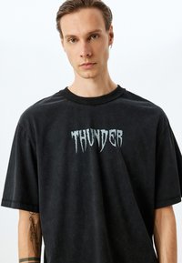 Koton SLOGAN - Camiseta estampada - black